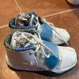 Nike Kyrie Eye Size 1Y Basketball Sneakers. Gently Used.
